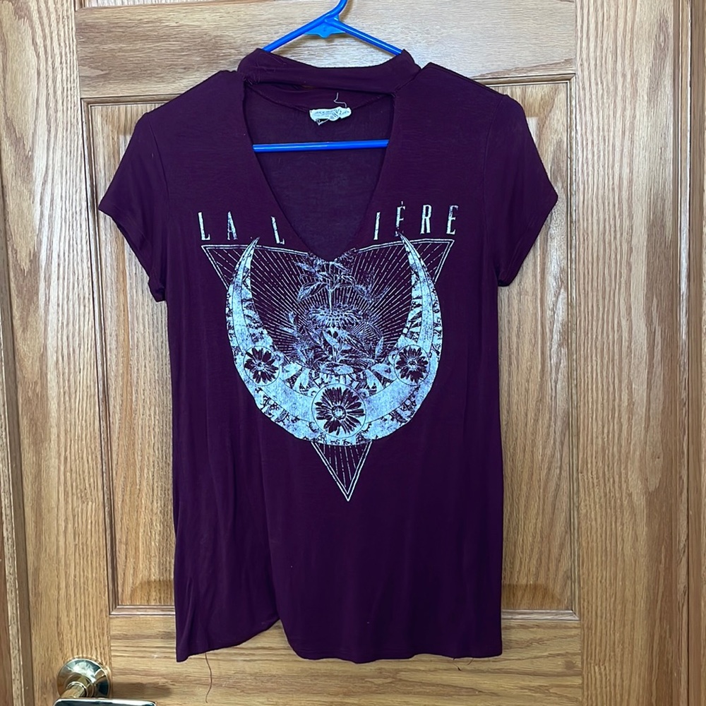 Size small maroon low V cut graphic tee.